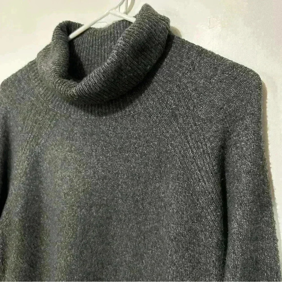Tahari Gray Long Sleeve Knit Turtleneck Comfortable Soft Sweater Size Medium - Picture 4 of 14